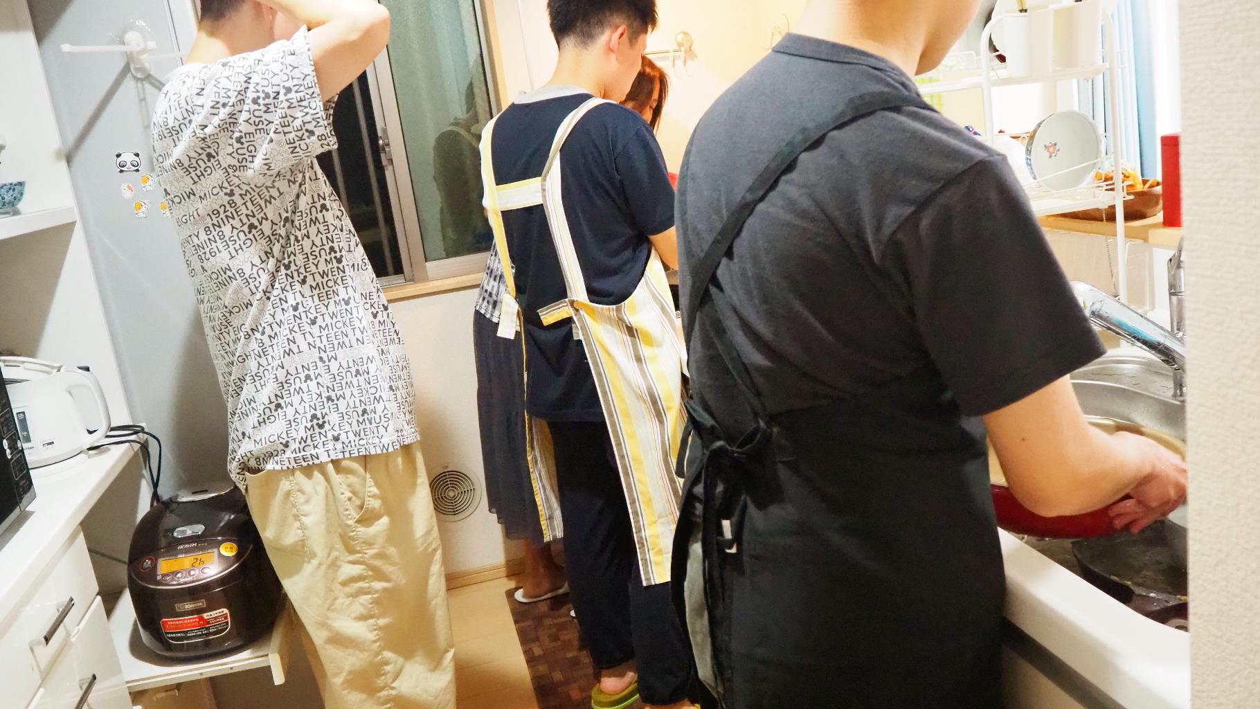 混み合うキッチン