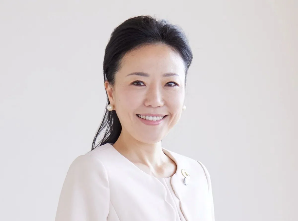 明るい笑顔を浮かべたアジア人女性のポートレート。