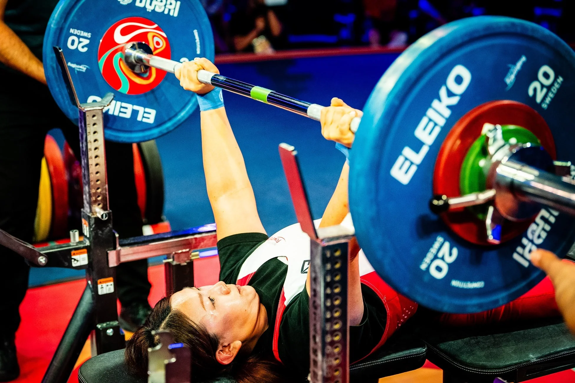 ベンチプレスに挑戦する桐生寛子選手