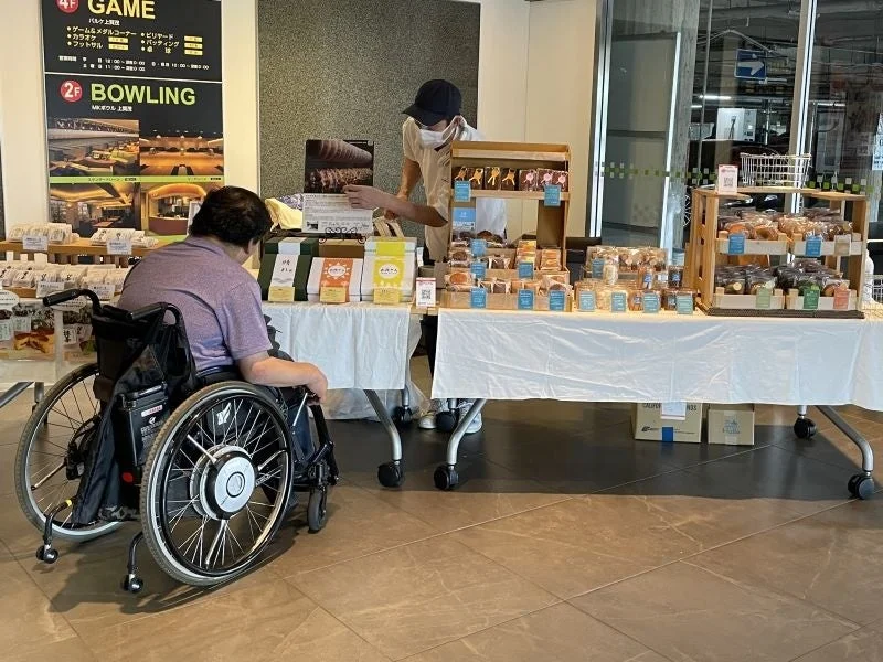 車椅子利用者がイベントを楽しむ様子