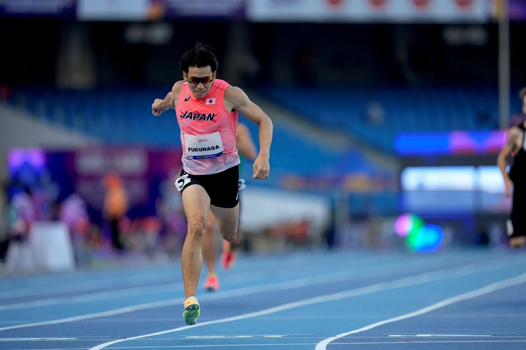 陸上競技場で走る福永選手