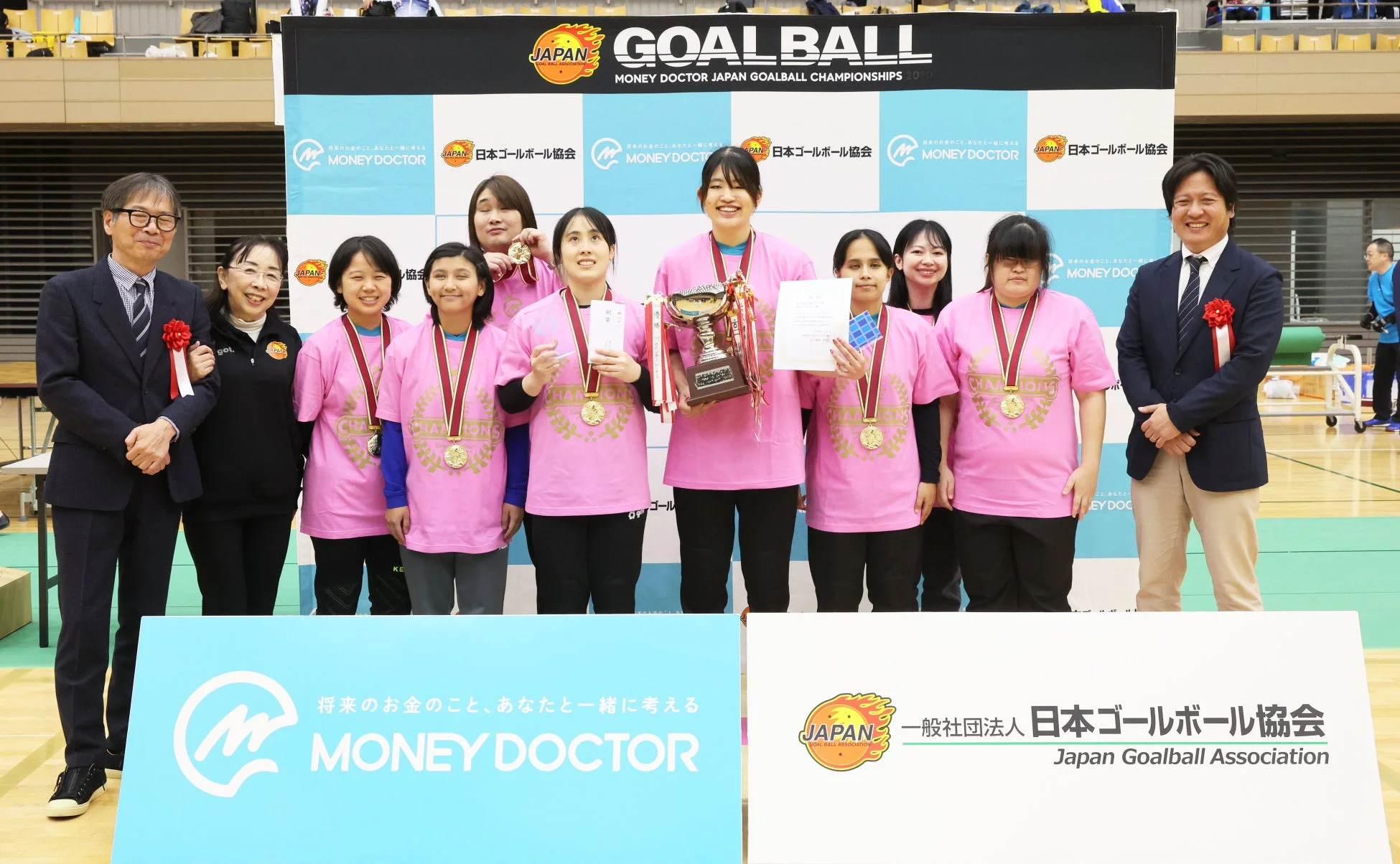 オリジナルTシャツを着用した優勝チームとの記念撮影