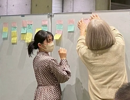 会議でアイデアを出し合う参加者