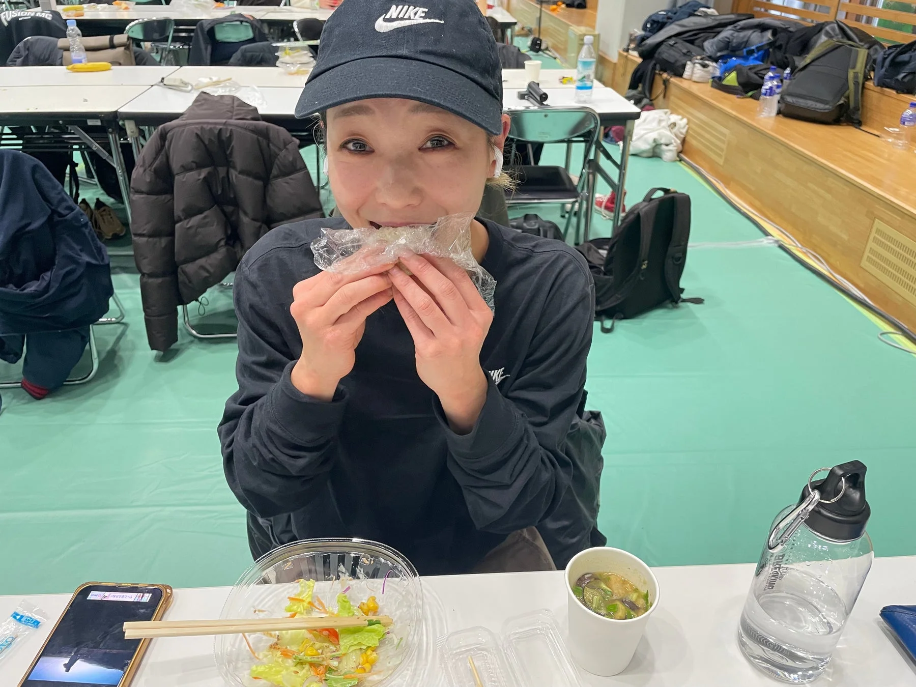 食事をとる選手