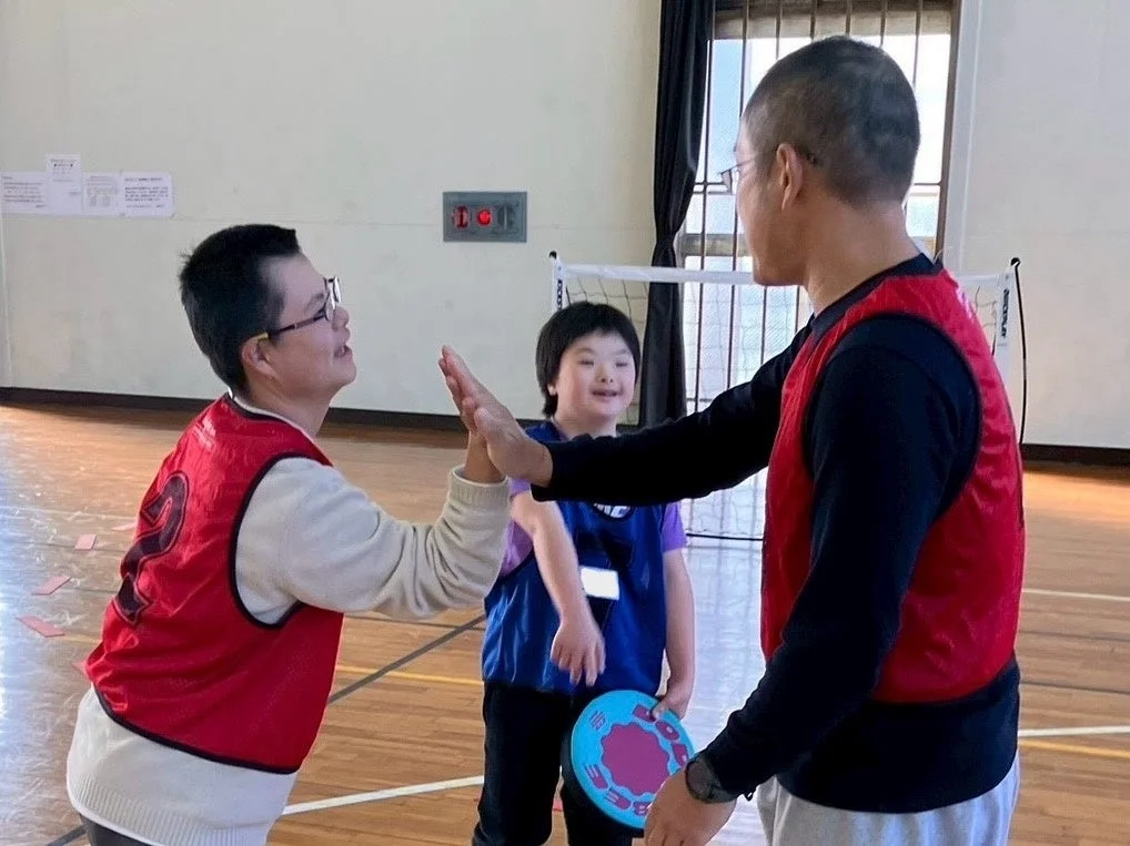 体育館、ハイタッチ、フリスビー、子どもと大人