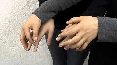 手を重ねることでコミュニケーションを取る様子