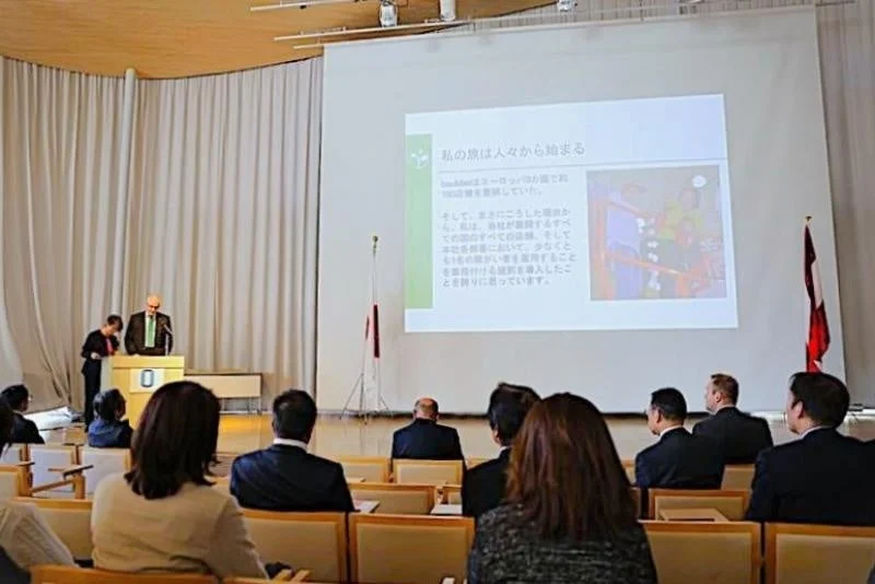 講演を行うマーティン・エッスル氏