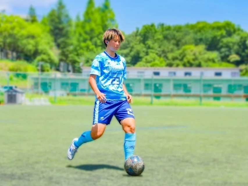 サッカーボールをドリブルする久住呂文華選手