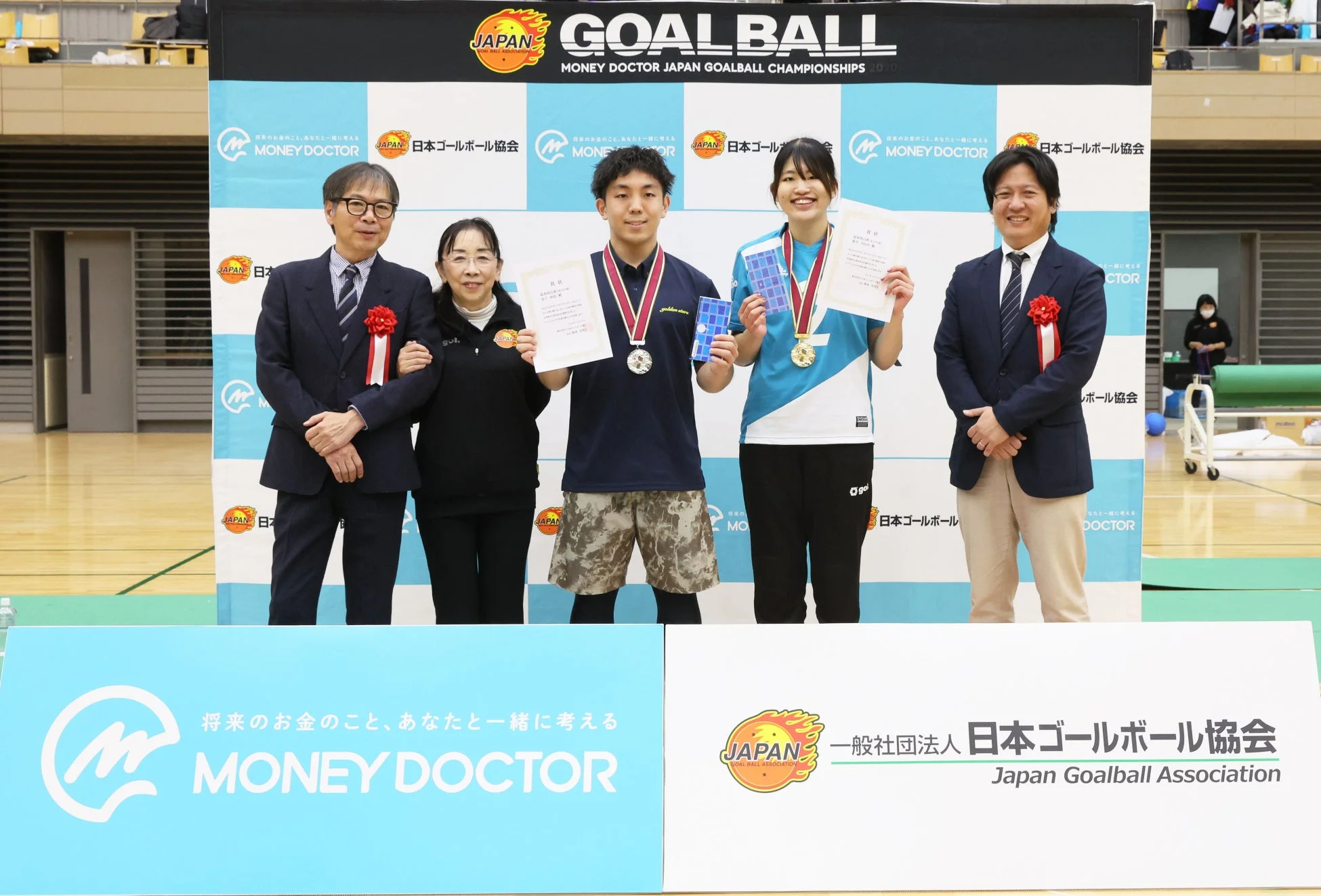 最多得点賞を受賞した金子和也選手と新井みなみ選手