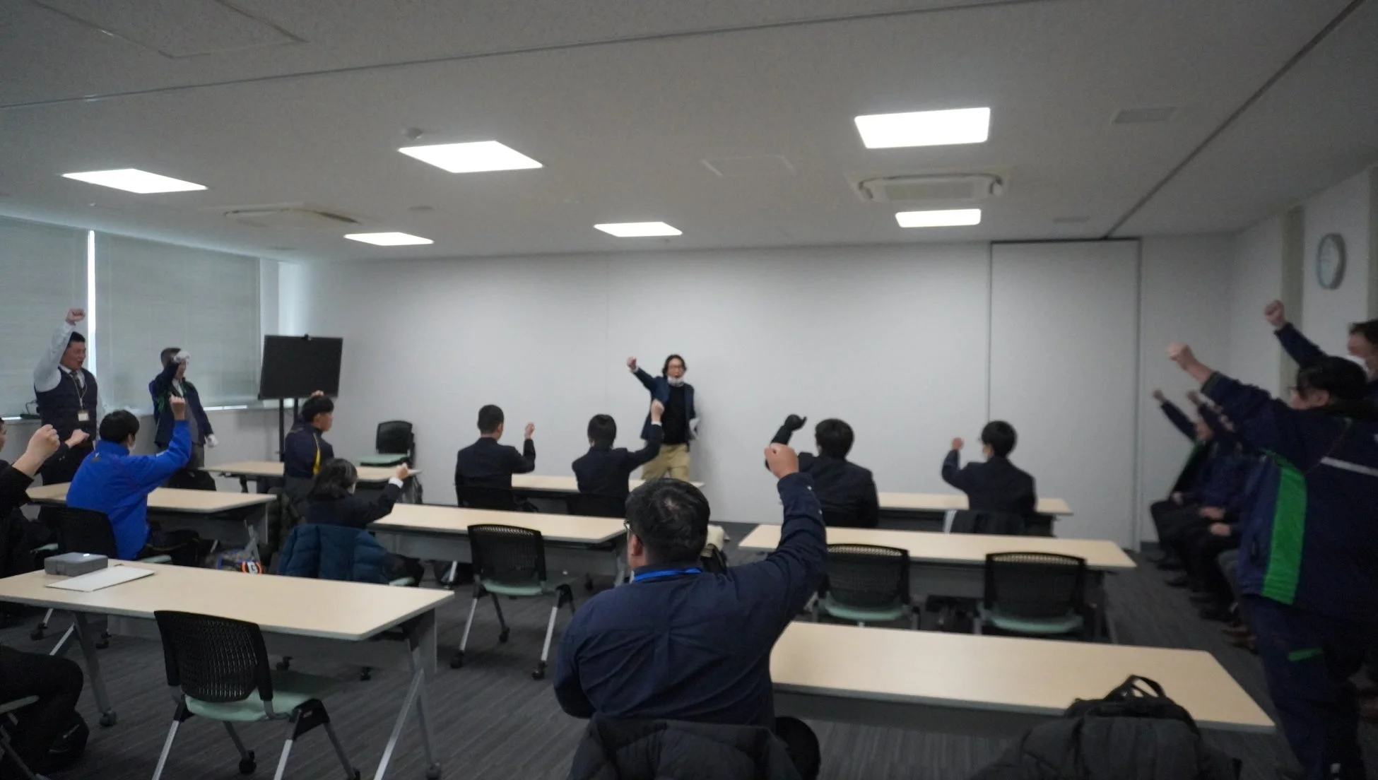 販売会で拳を上げる生徒たちと職員