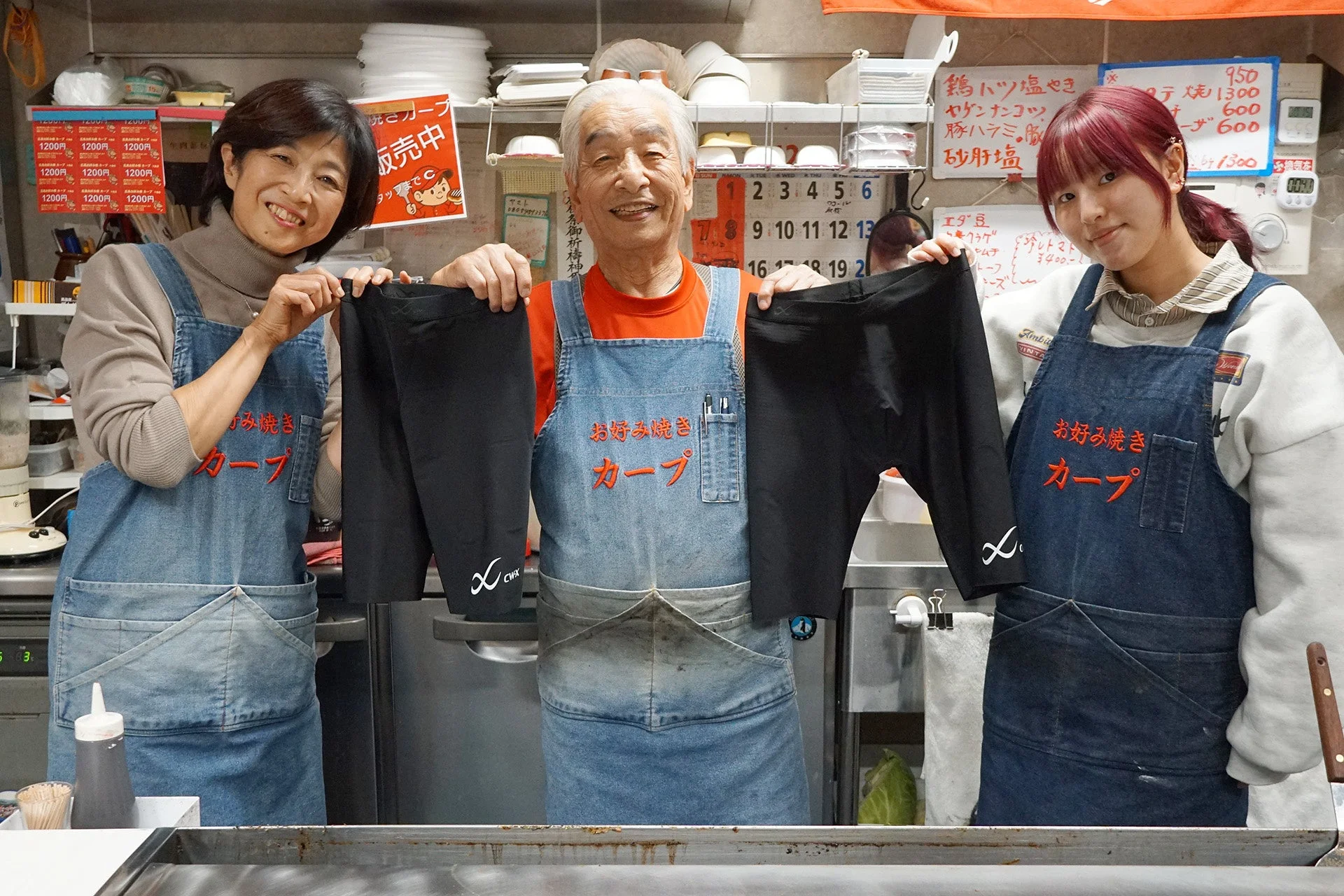 お好み焼き店「カープ」のスタッフ