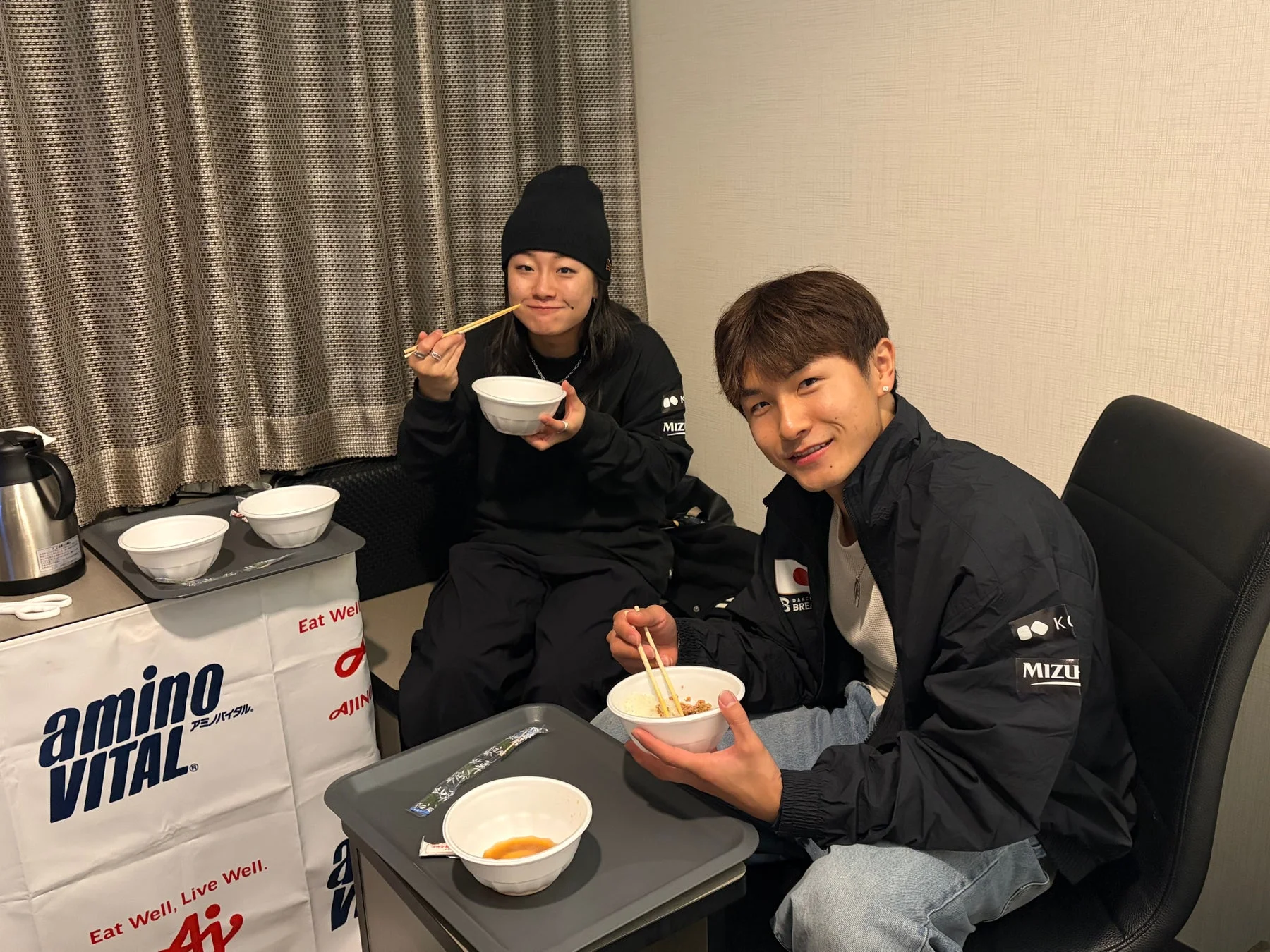 食事中のShigekix選手（右）