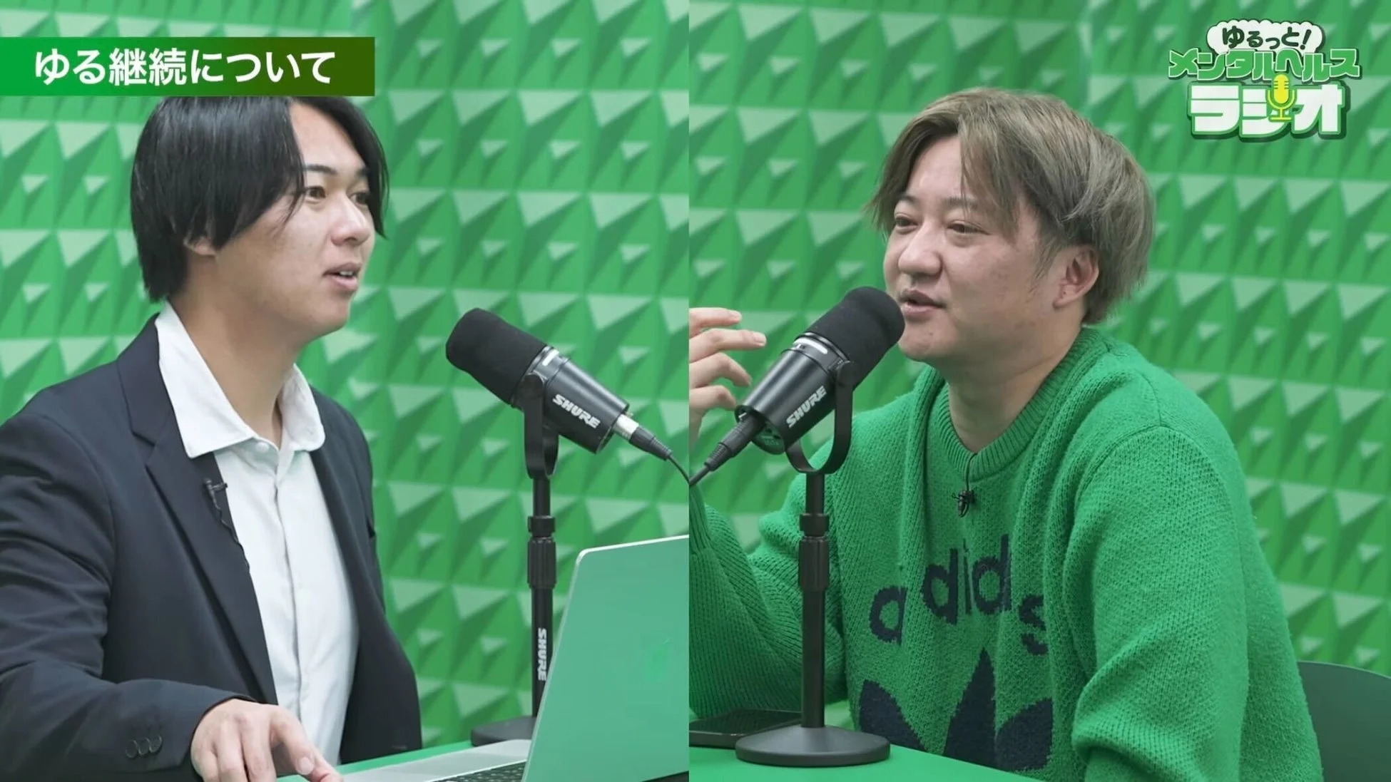 緑の背景でマイクに向かって話す二人の男性