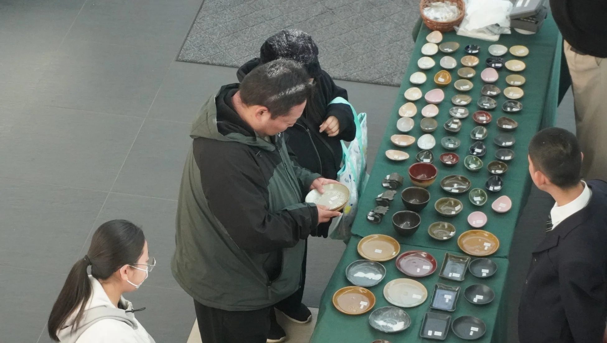 販売会で並べられた陶芸品や工芸品