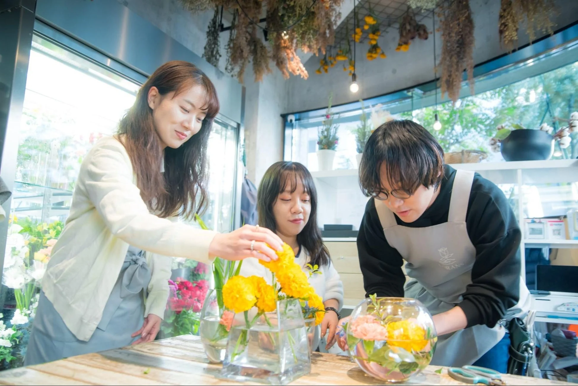 フラワーアレンジメントを楽しむ人々