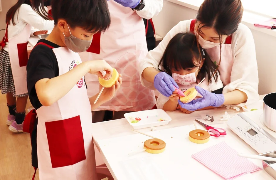 親子でお菓子作りワークショップの様子