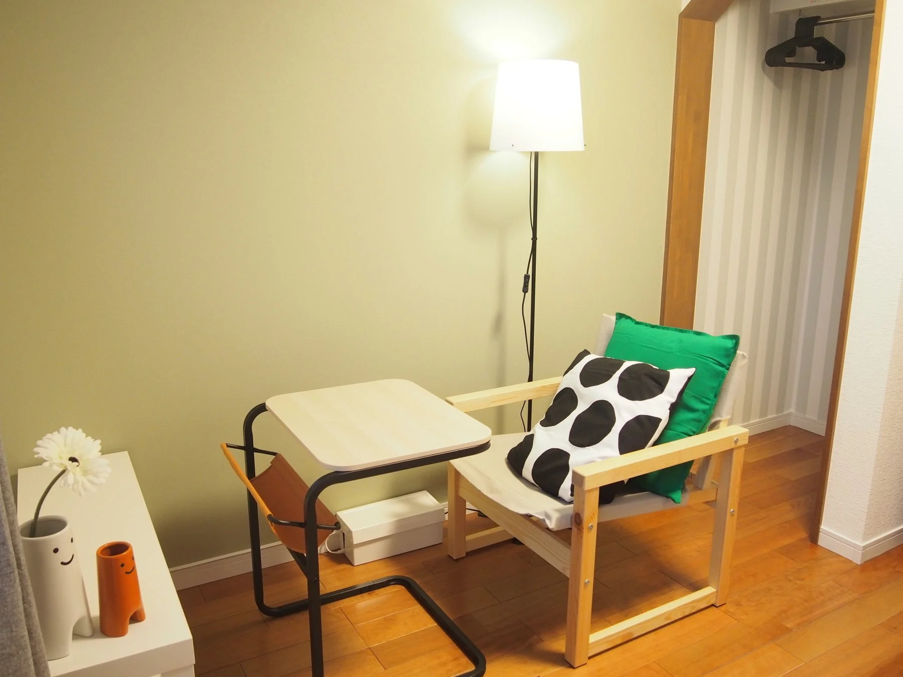 アームチェアとフロアランプが配置された部屋の一角