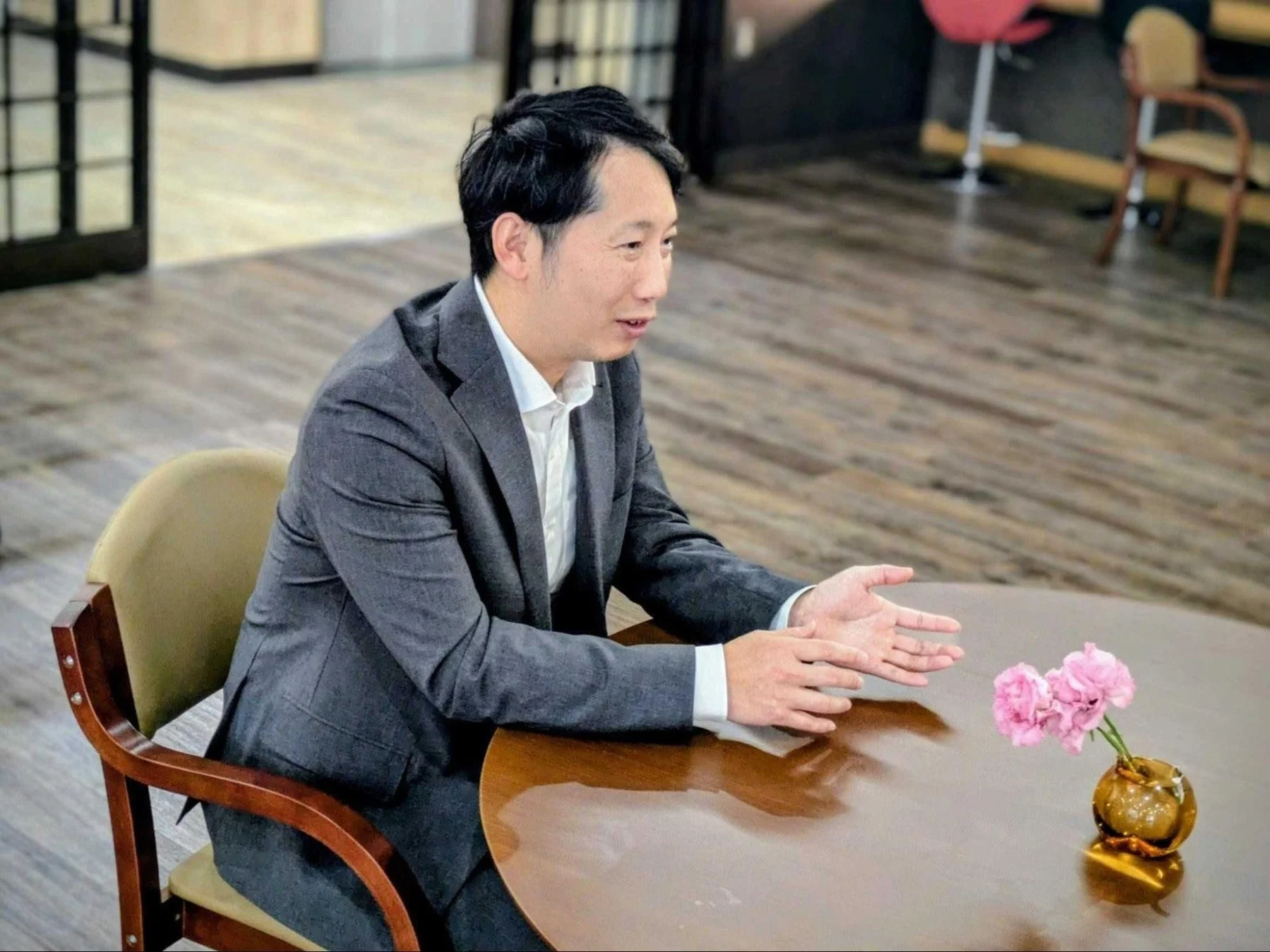 会議で話す男性