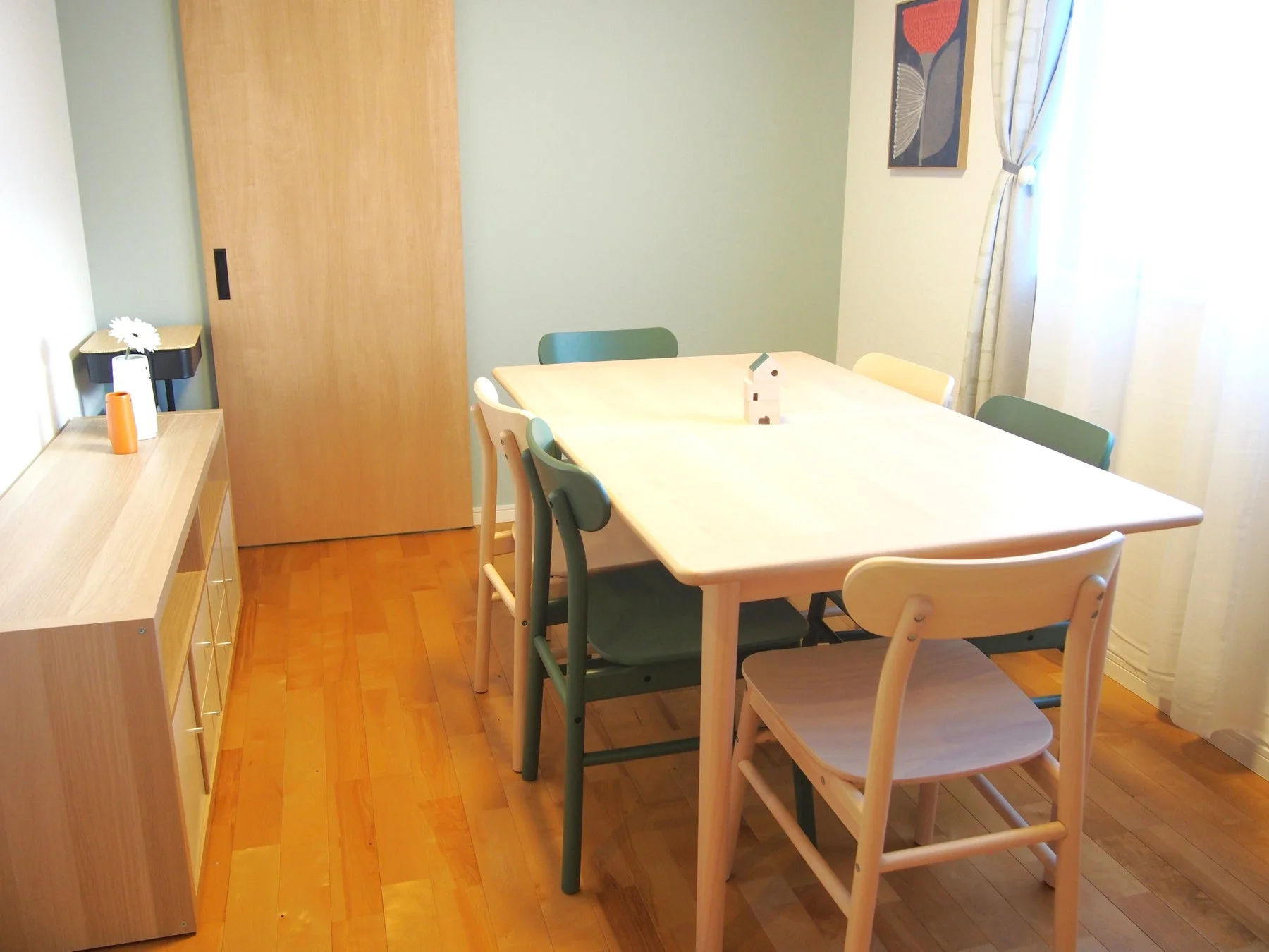 ダイニングテーブルと椅子が配置されたダイニングルーム