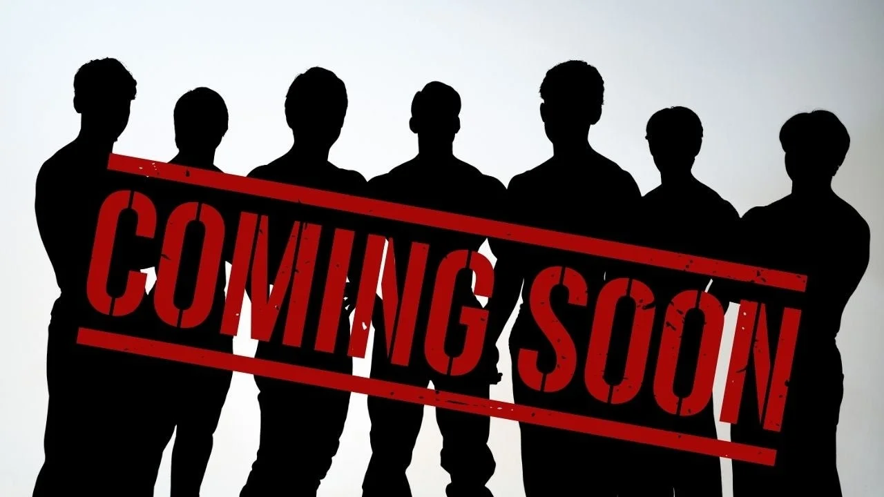 7人の人物のシルエットが描かれており、その上に赤いスタンプで「COMING SOON」と表示されています