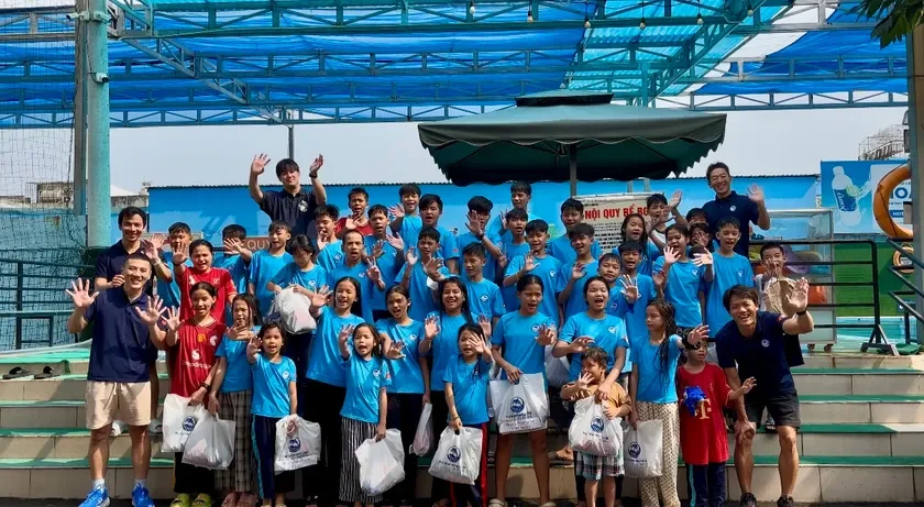 プールイベント後の集合写真