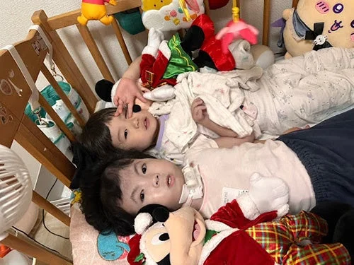 ベビーベッドでくつろぐ子供たち