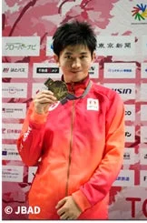 メダルを手に笑顔を見せる太田歩選手