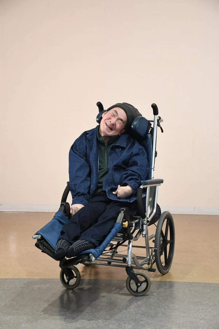 満面の笑みを浮かべる高齢の男性