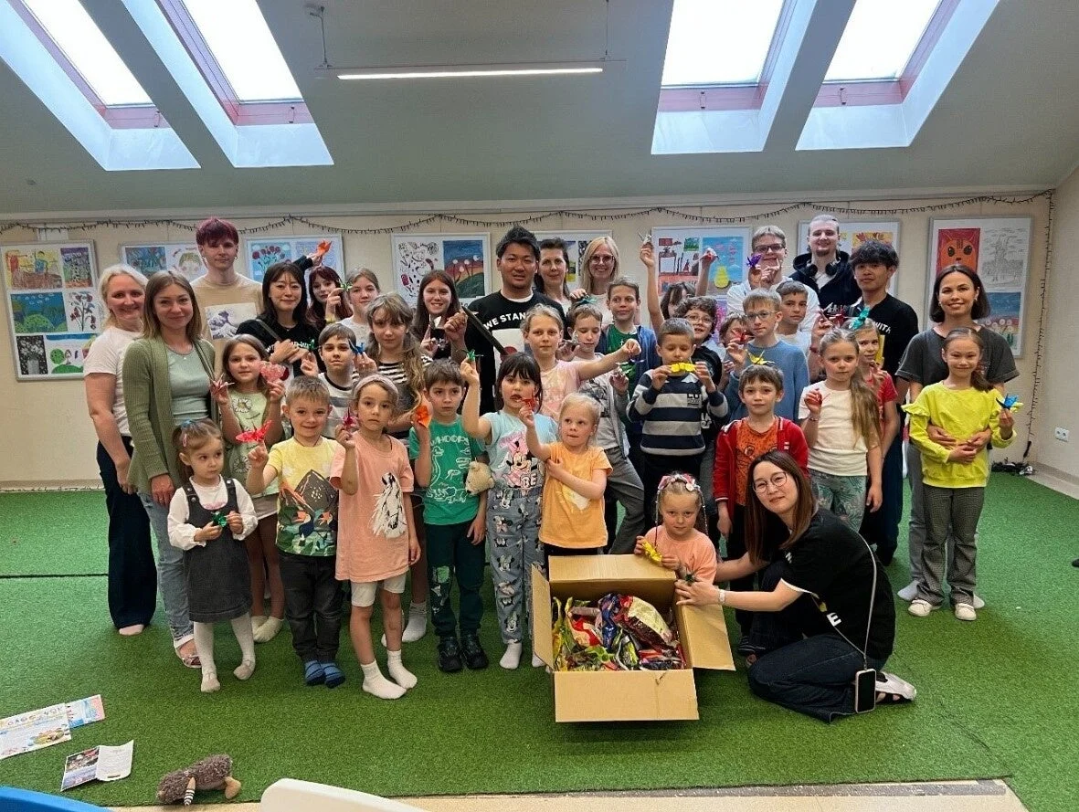 ウクライナ難民支援施設を慰問する様子