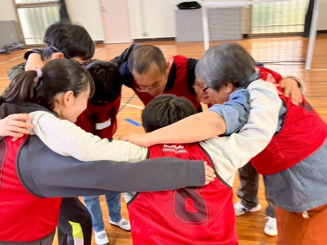 体育館、円陣、赤いベスト