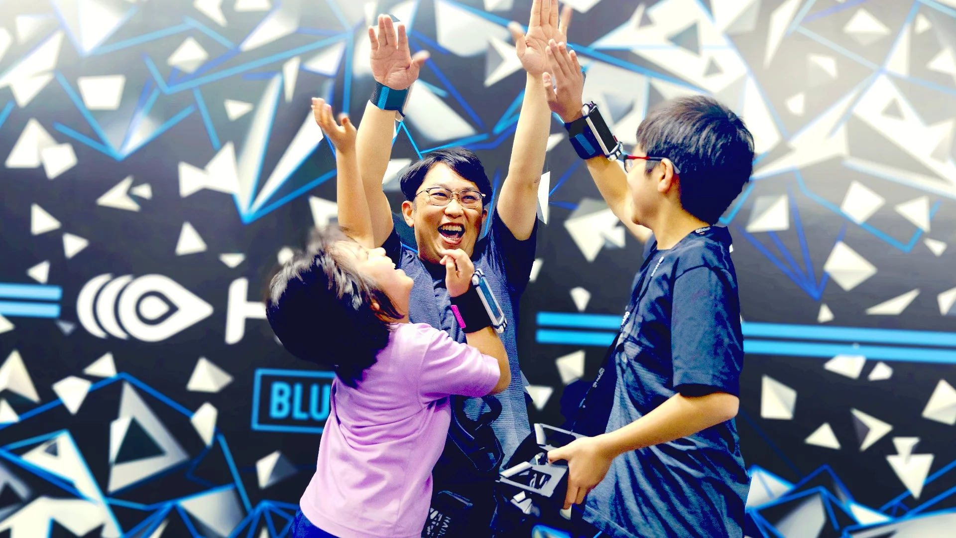 子供から大人までHADOを楽しむ様子