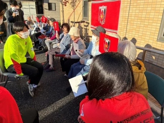 屋外イベントで交流する様子