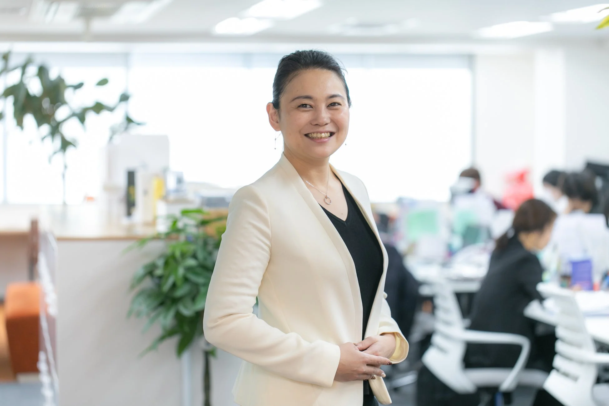 笑顔で立つ女性