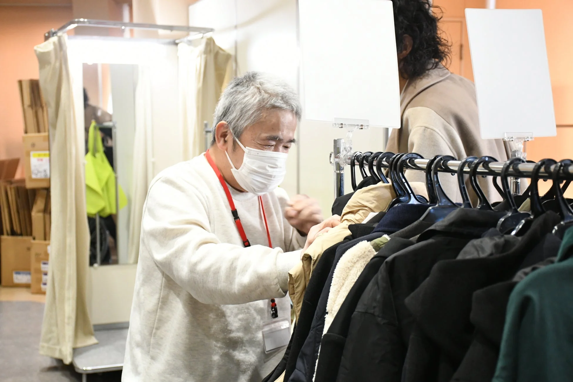 衣料品を選ぶ男性