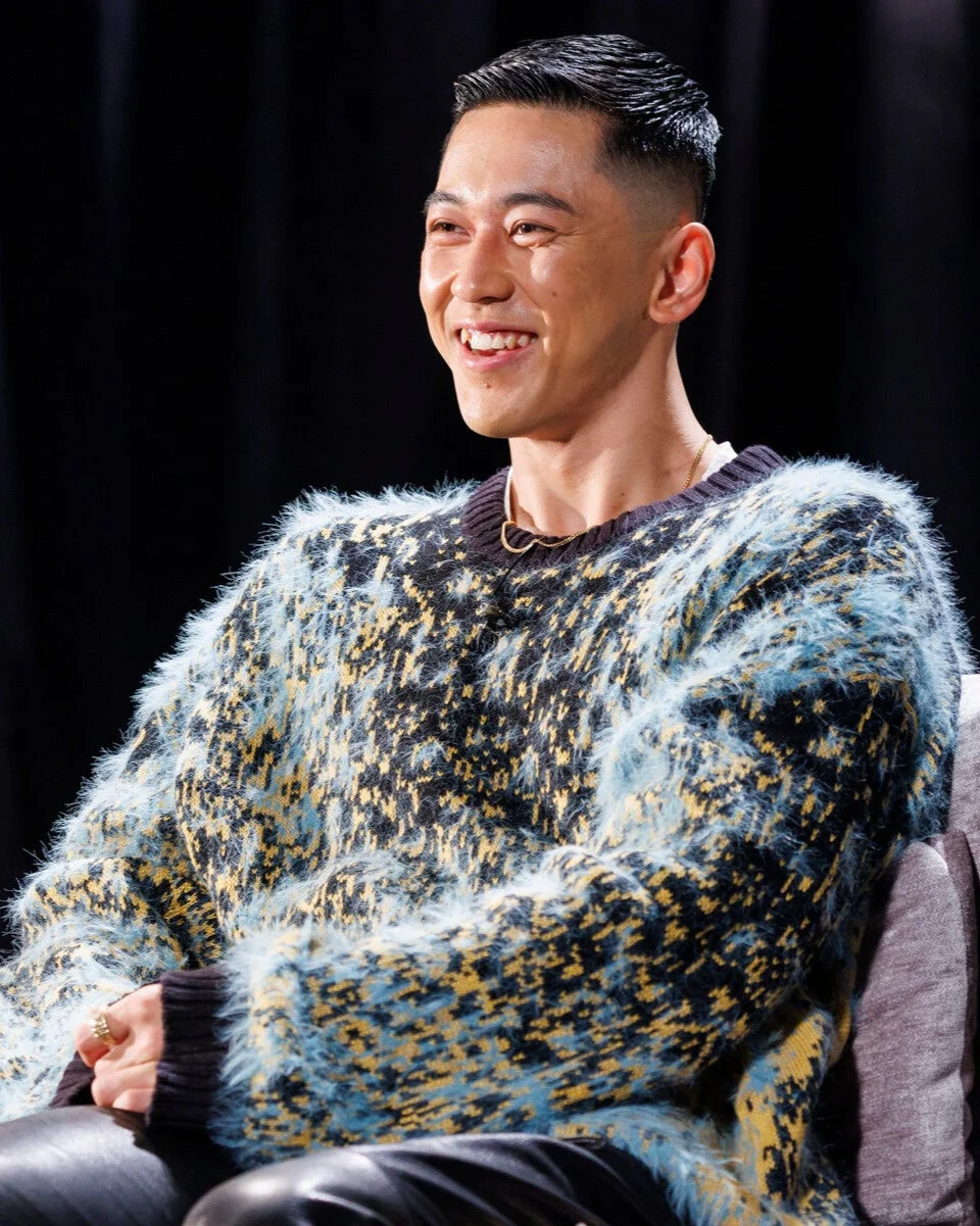 笑顔で座る小田凱人選手