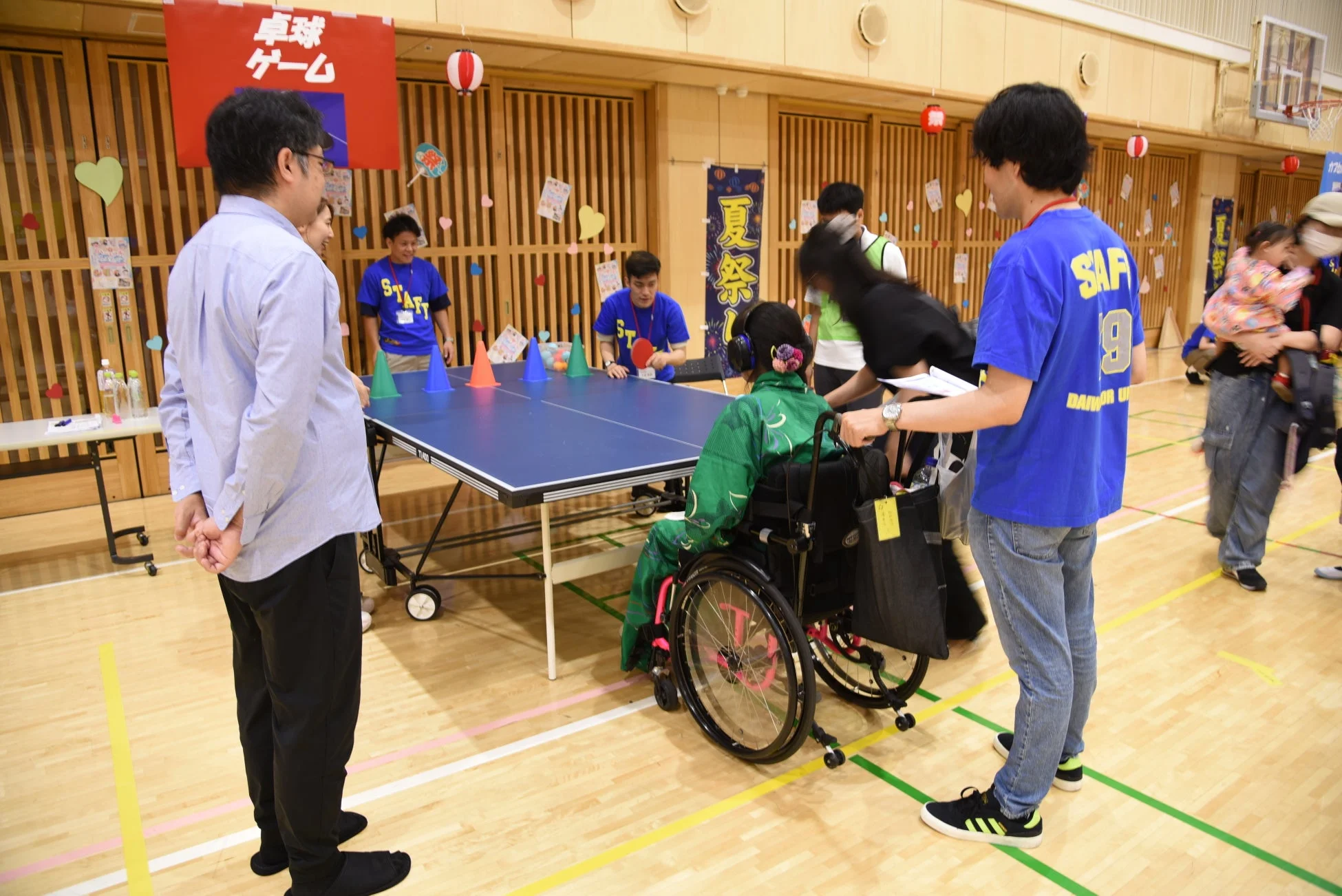 卓球ゲームを楽しむ参加者とスタッフ