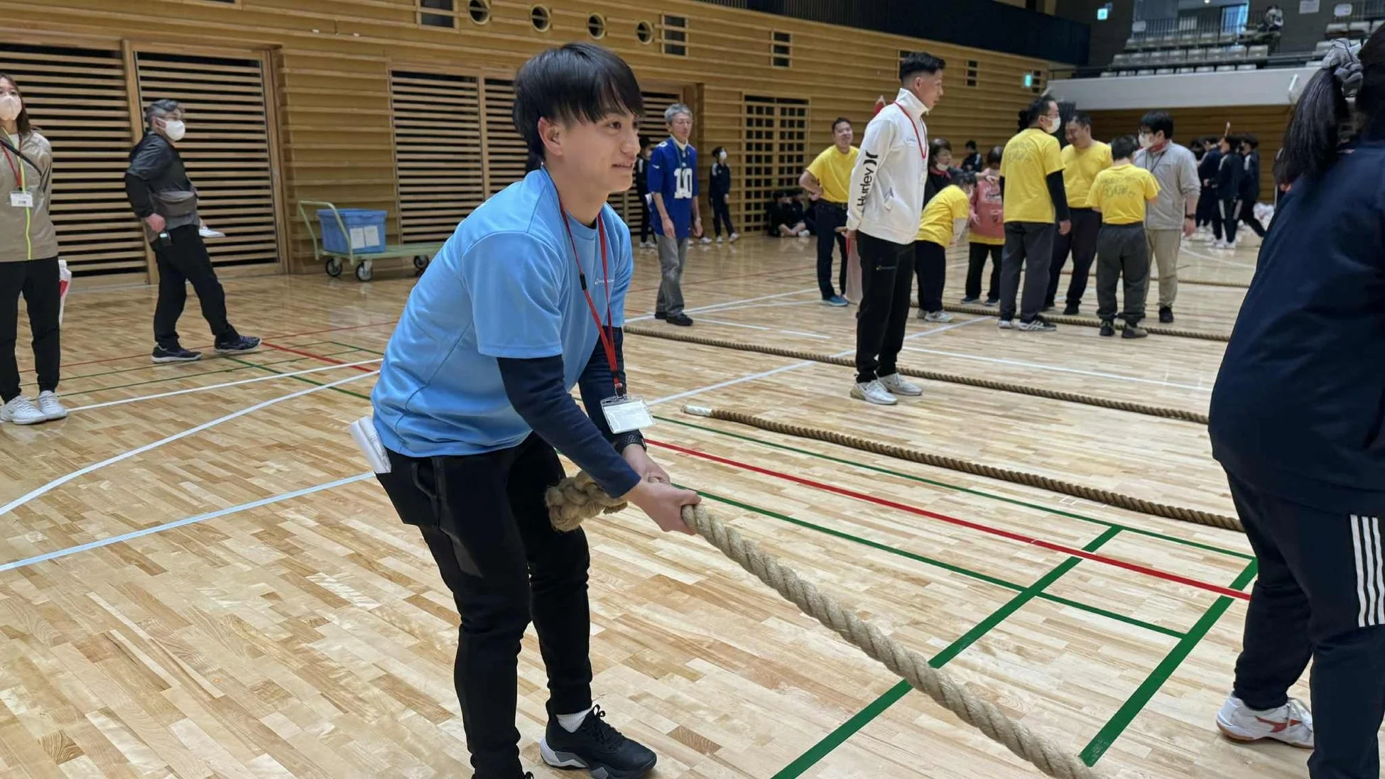 綱引きに参加する人々
