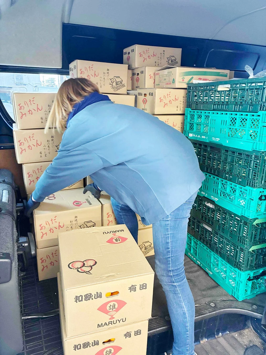 みかんの積み込み作業