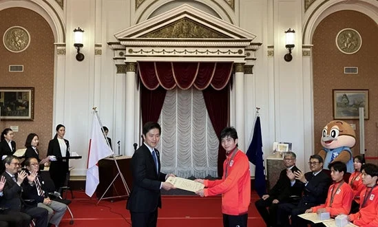 表彰式で賞状を受け取る太田歩選手