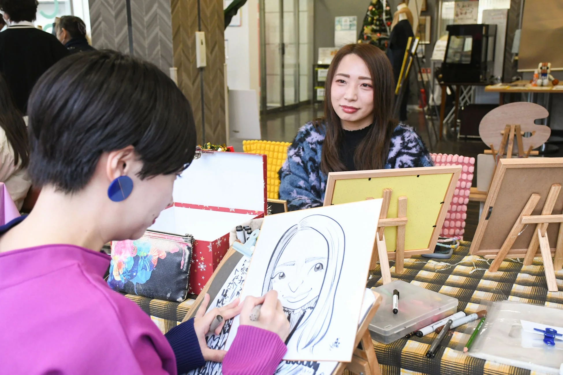 似顔絵を描く女性