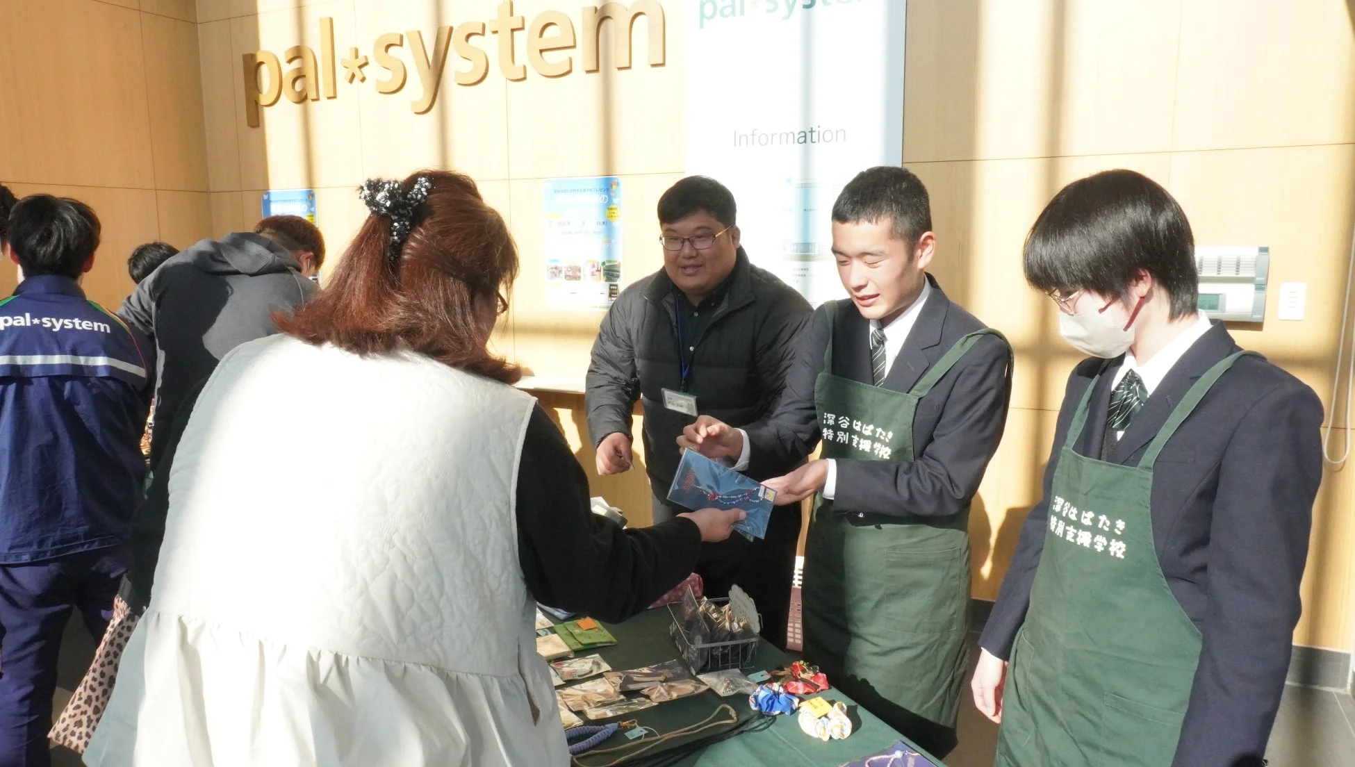深谷はばたき特別支援学校の生徒たちが商品を販売する様子