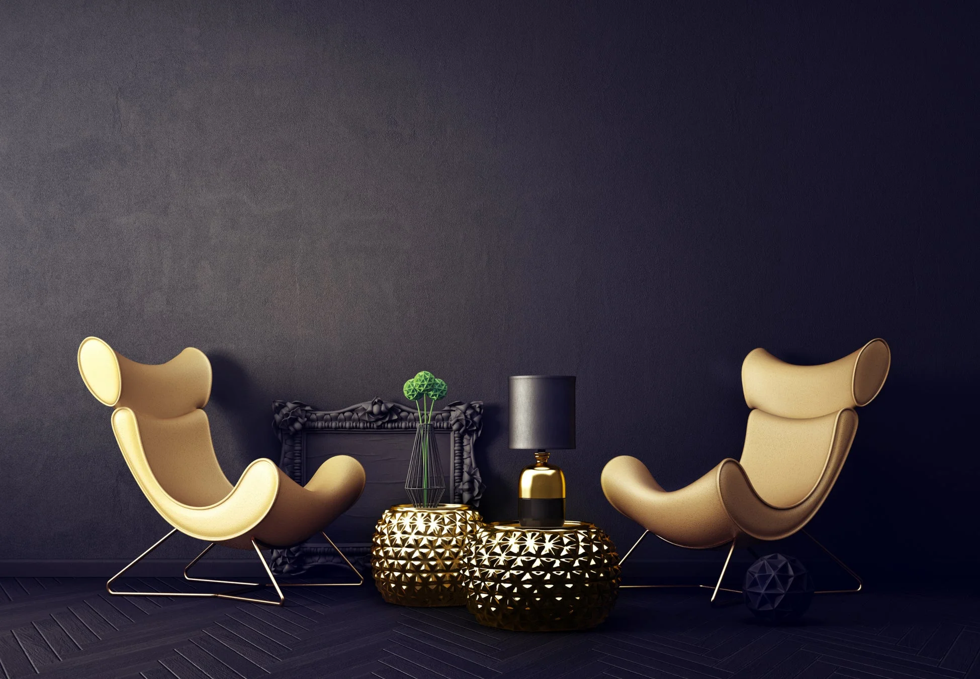 暗い壁とフローリングの空間に、ゴールドのフレームを持つベージュのモダンなラウンジチェア