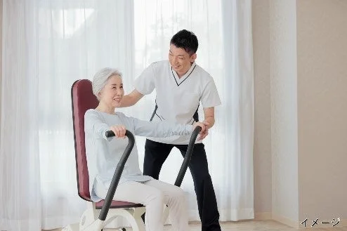 高齢の女性がフィットネス機器で運動する様子