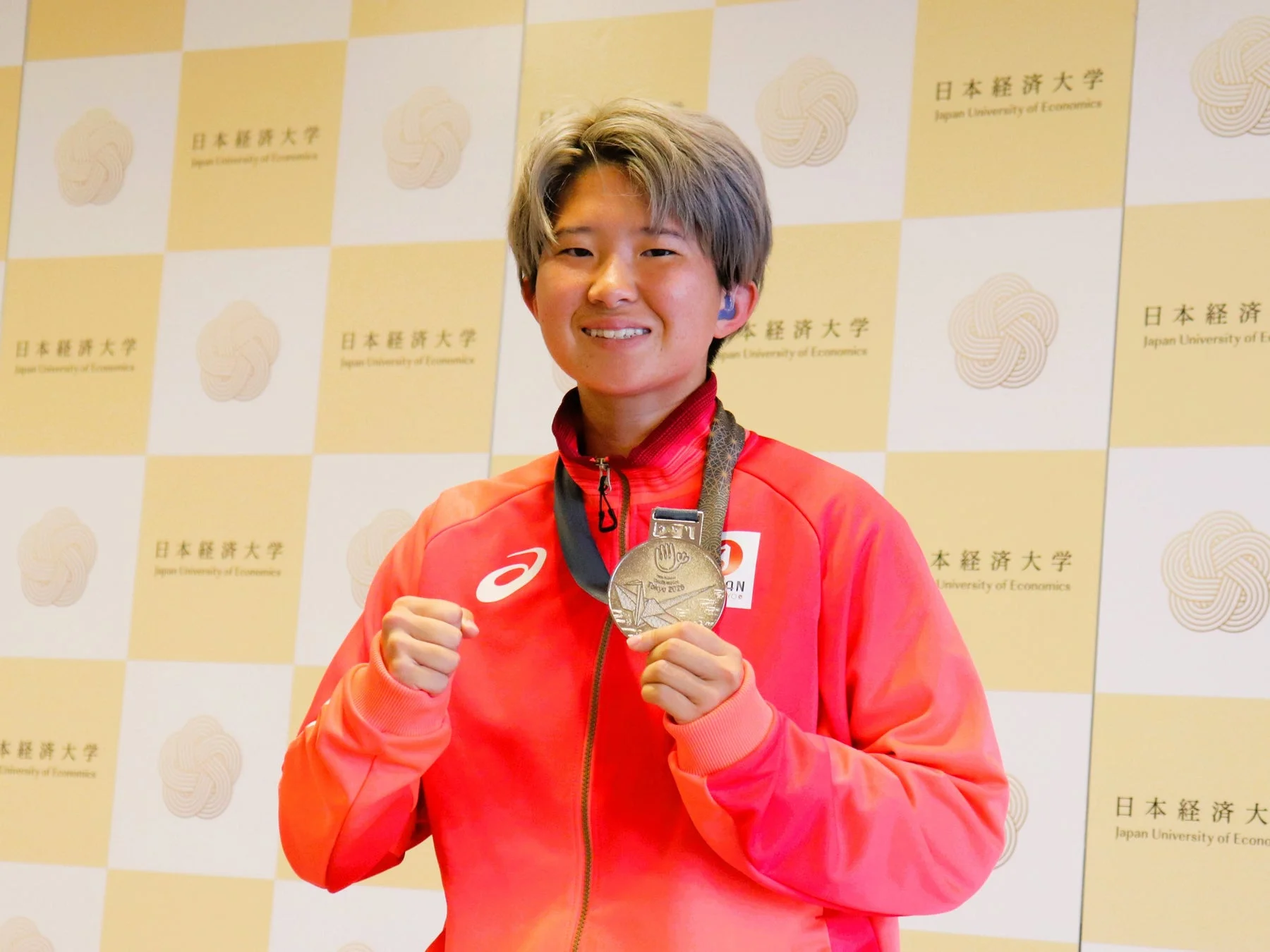 デフリンピックのメダルを首にかけ笑顔の久住呂文華選手