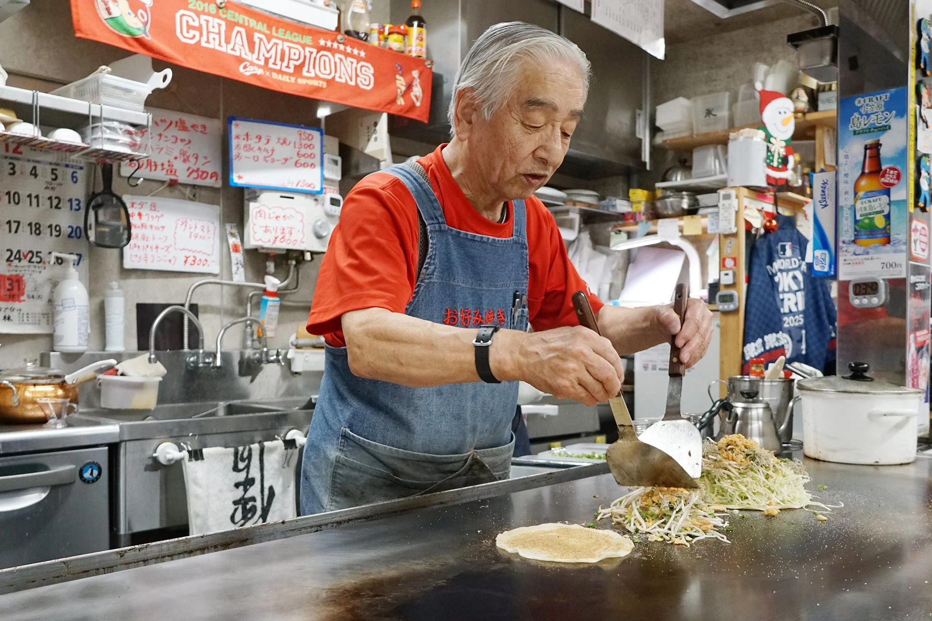 お好み焼きを焼く店主