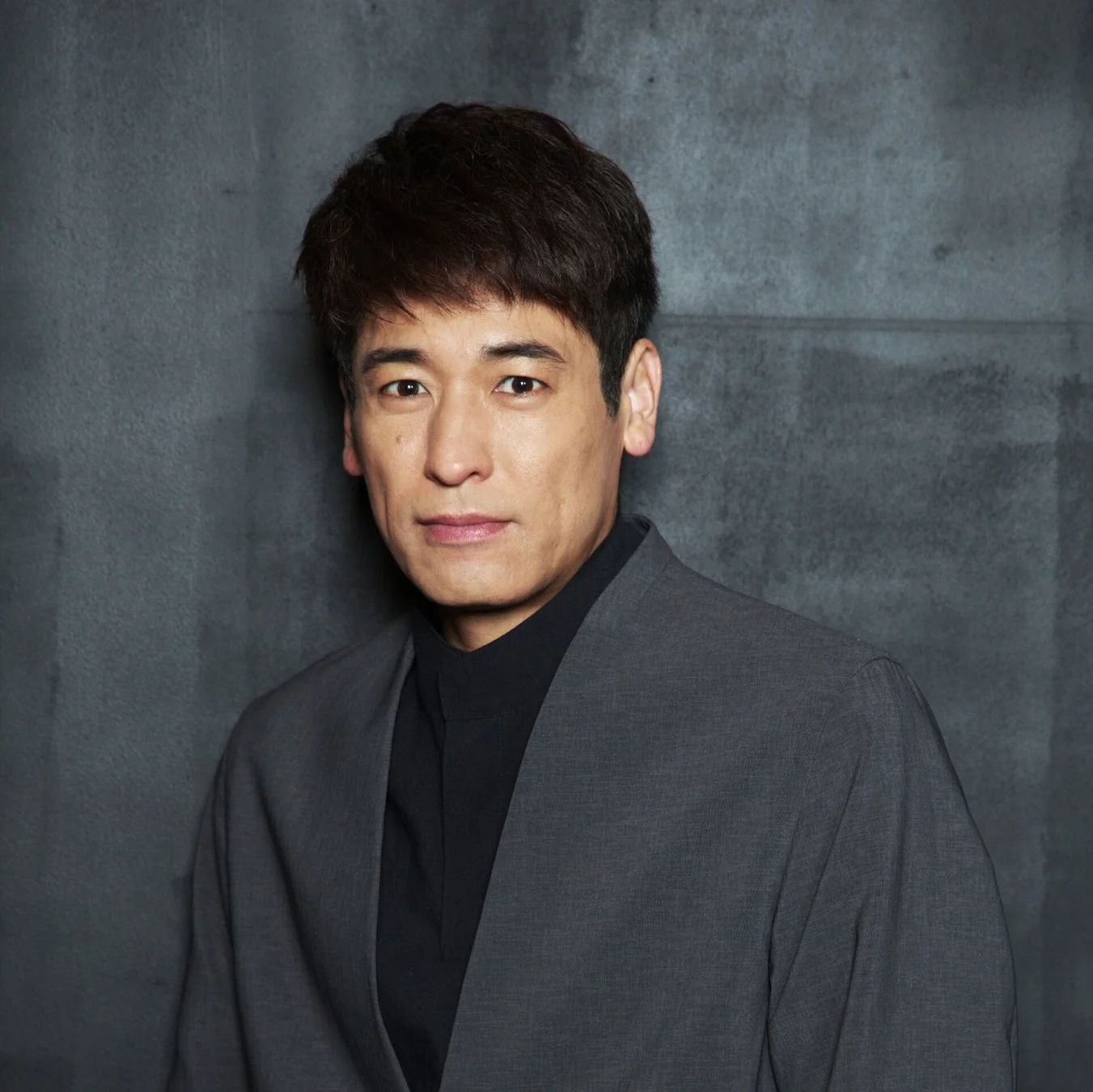 グレーのジャケットを着用し、カメラを見つめる小田凱人選手