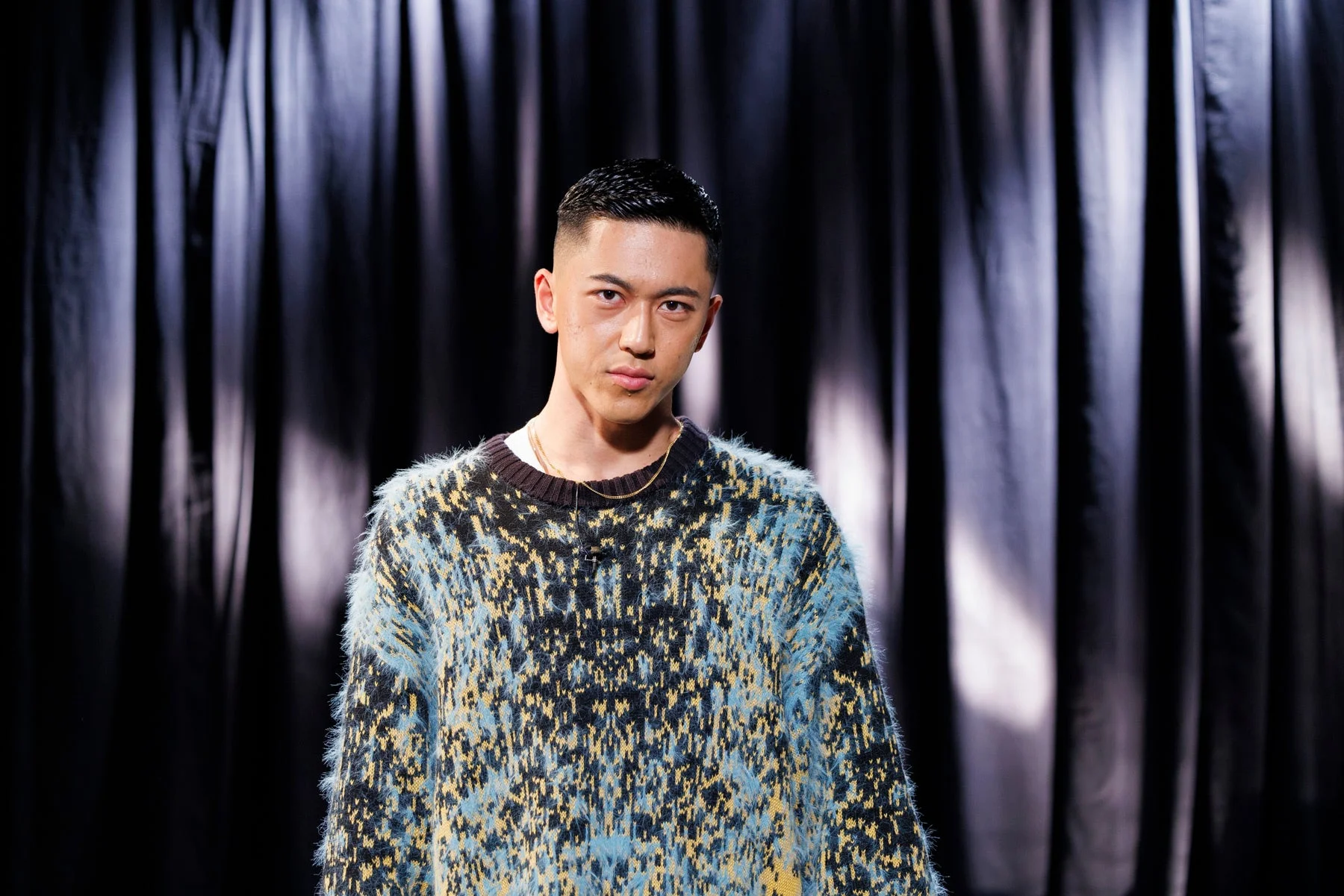 真剣な表情でカメラを見つめる小田凱人選手