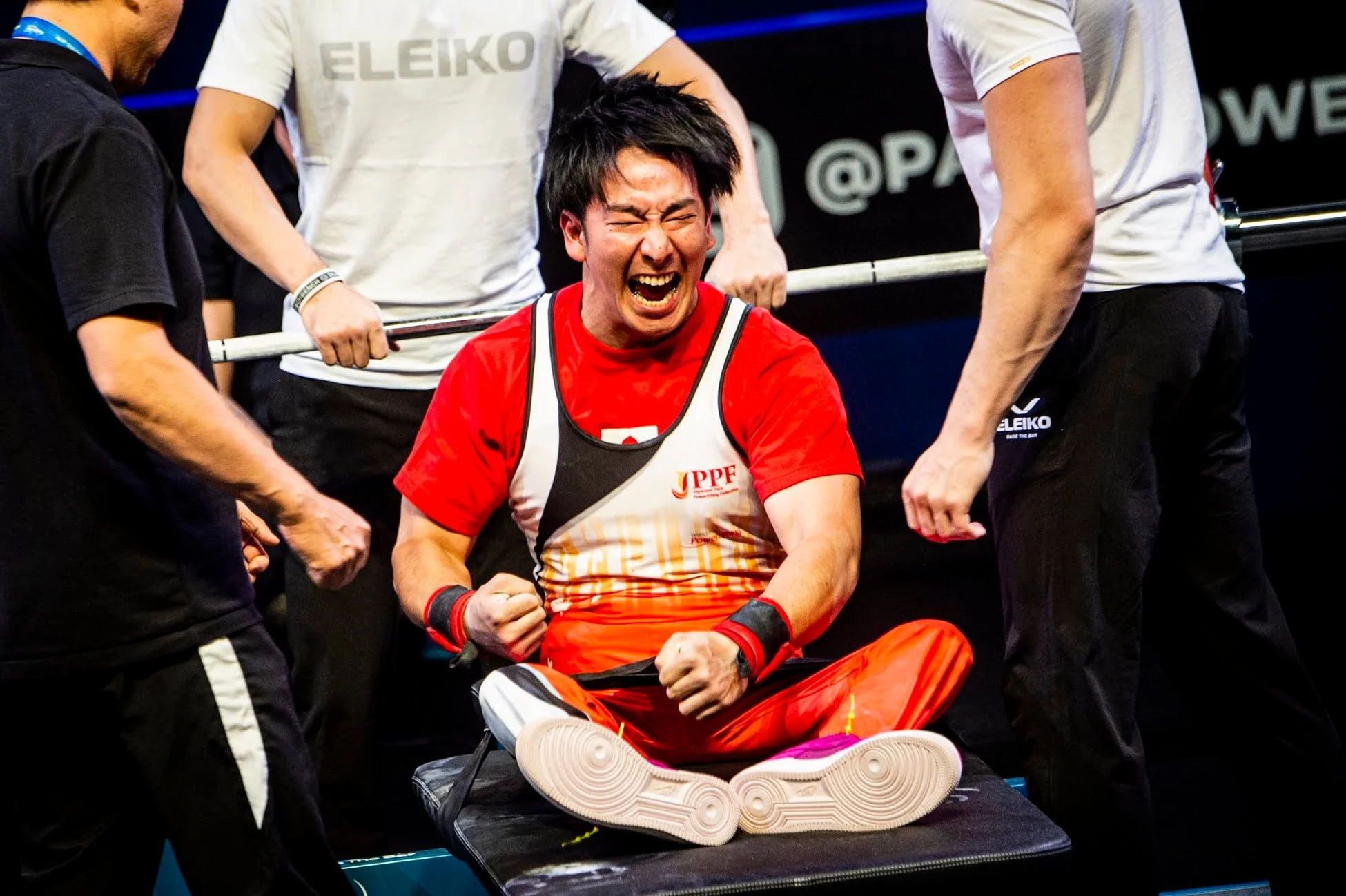 パワーリフティングの試合中に激しい感情をあらわにする光瀬智洋選手