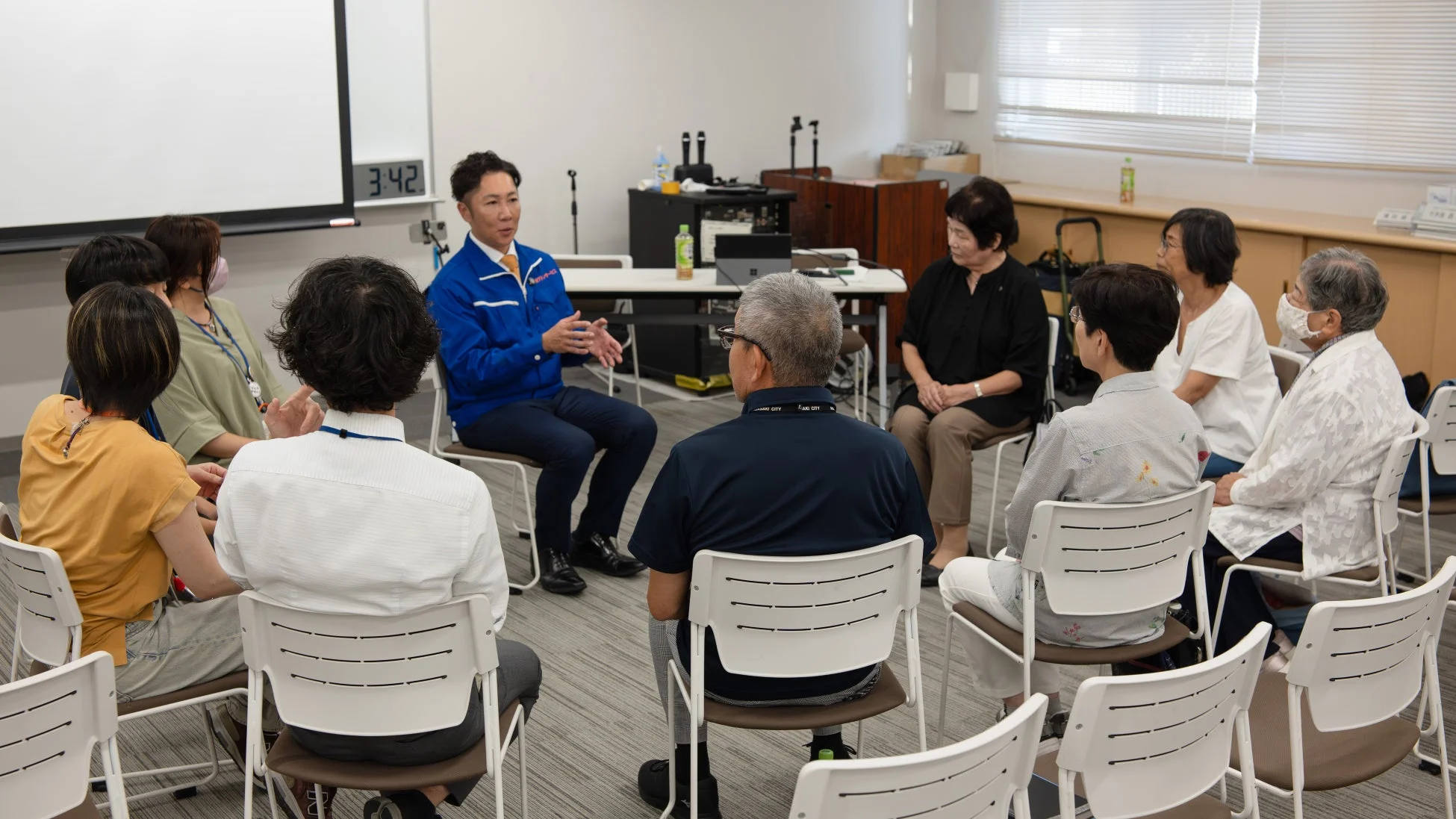 会議、ワークショップ、グループディスカッション、セミナー、大人、高齢者、屋内、コミュニティイベント、対話、円形配置