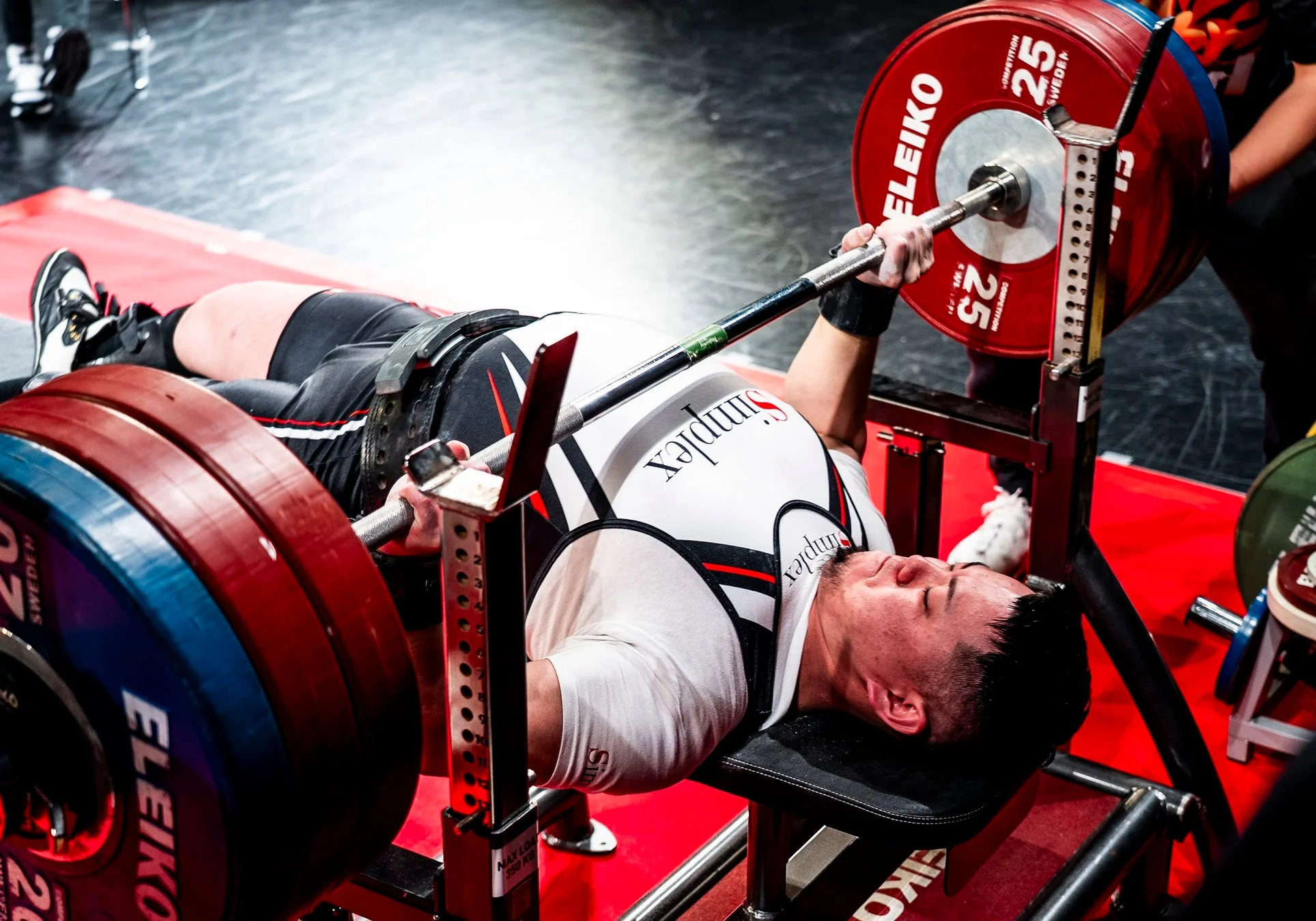 ベンチプレスに挑戦する日野雄貴選手